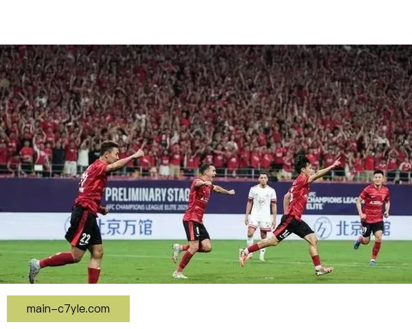 亚历斯祖现身蓉城热身赛十三战